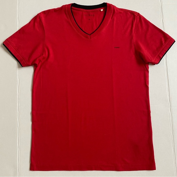 Guess v-neck t-shirt size M - Picture 2 of 7